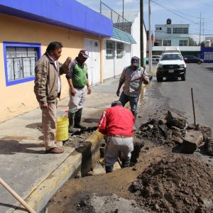 OAyST atiende fuga de agua potable en Santa María de las Rosas