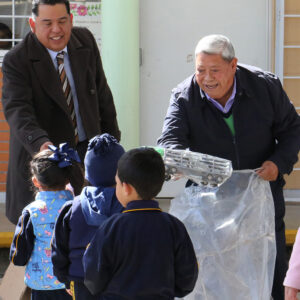 Segundo síndico de Toluca reparte juguetes en jardín de niños