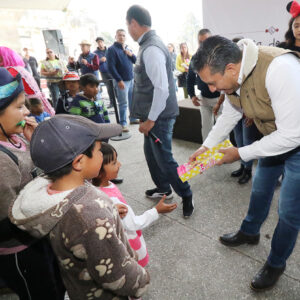 Celebra Juan Rodolfo Día de reyes en delegaciones de Toluca