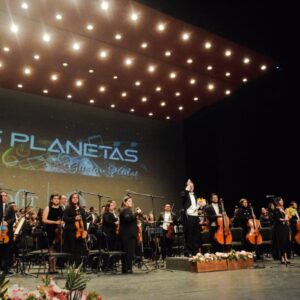 Disfrutan miles de personas concierto Los Planetas de la OFiT