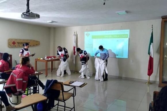 Reciben elementos de PCyB de Toluca taller sobre uso correcto del equipo de protección personal ante el COVID-19