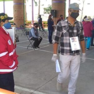 Con medidas preventivas, adultos mayores de Toluca reciben su pensión
