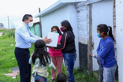 Entrega alcalde apoyos a afectados por lluvias y fuertes vientos en Toluca
