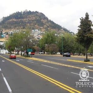 Balizado en vialidades y calles de Toluca favorece seguridad de peatones y automovilistas