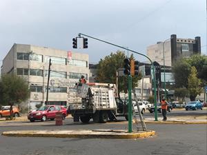 En Toluca, labor constante de mantenimiento y reparación de semáforos