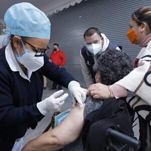 Protege Toluca a sus adultos mayores; inicia con éxito jornada de vacunación