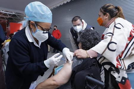 Protege Toluca a sus adultos mayores; inicia con éxito jornada de vacunación