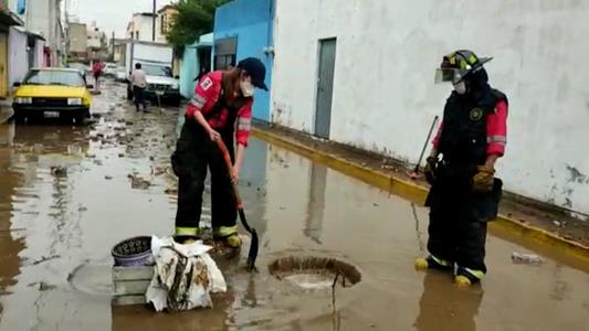 Atiende PC y Bomberos de Toluca inundaciones y encharcamientos