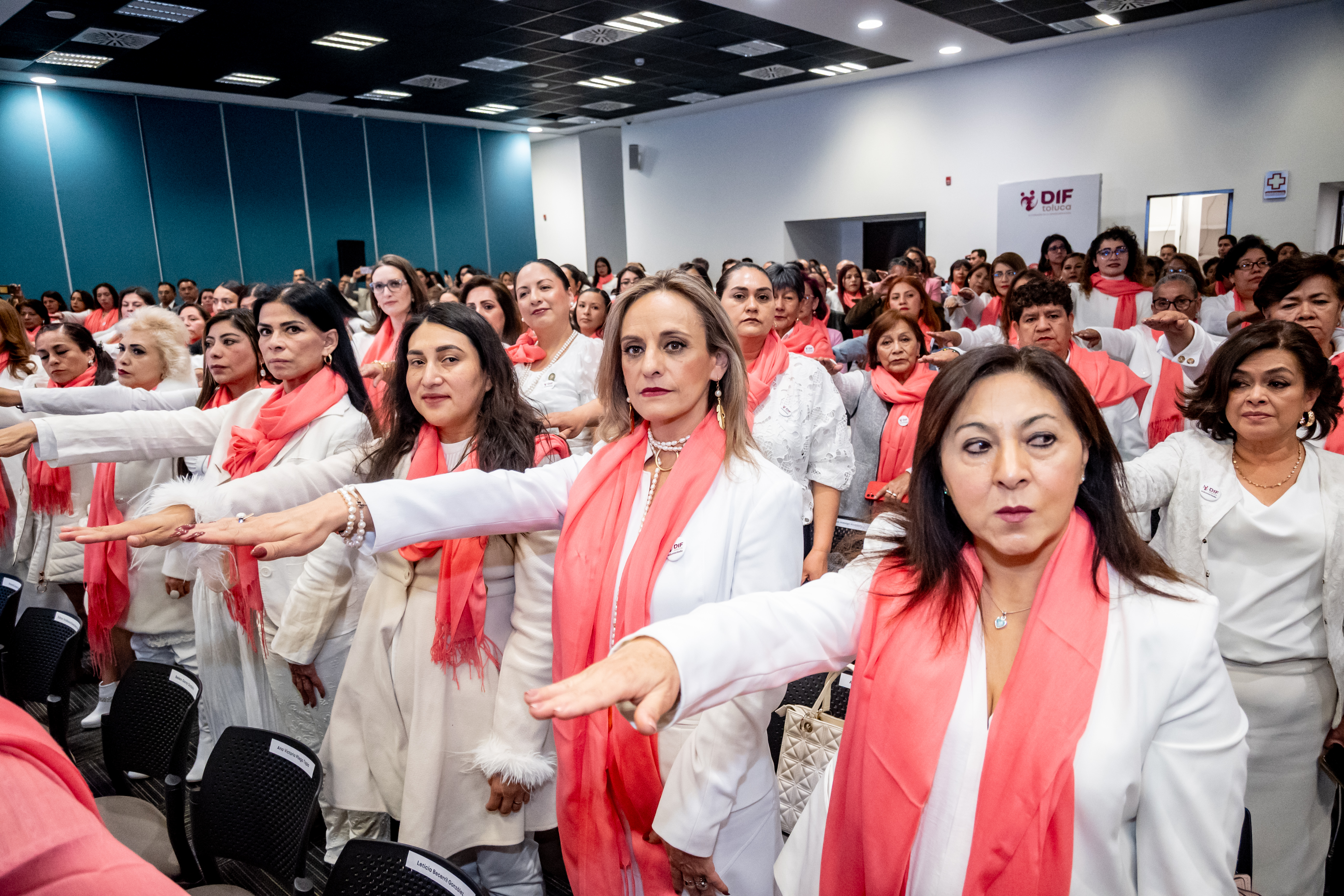 Rinden protesta más de 400 mujeres en el Voluntariado del DIF Toluca