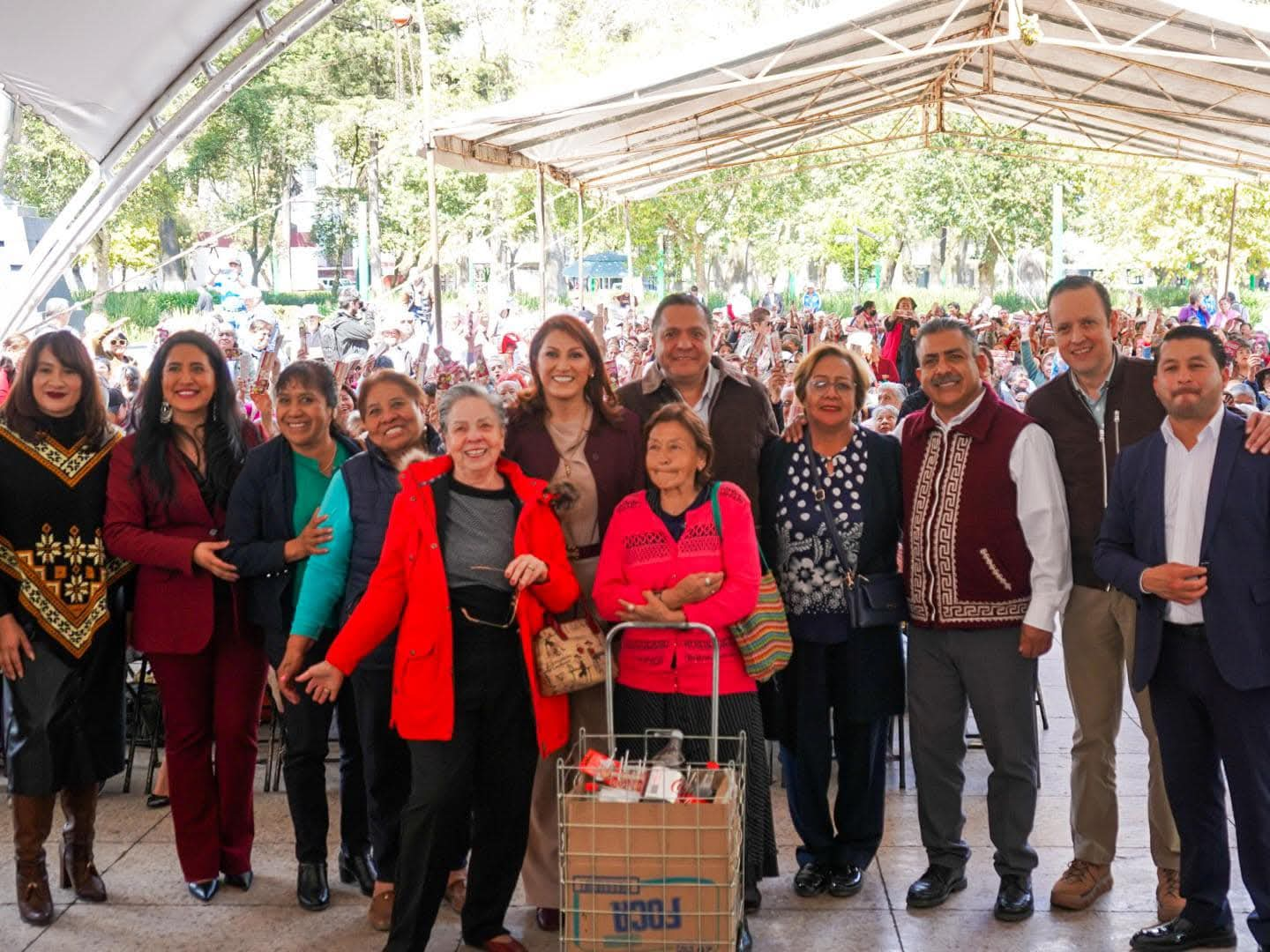 Entrega DIF Toluca, Pasaportes Culturales a adultos mayores para garantizar su acceso a actividades culturales, educativas y recreativas