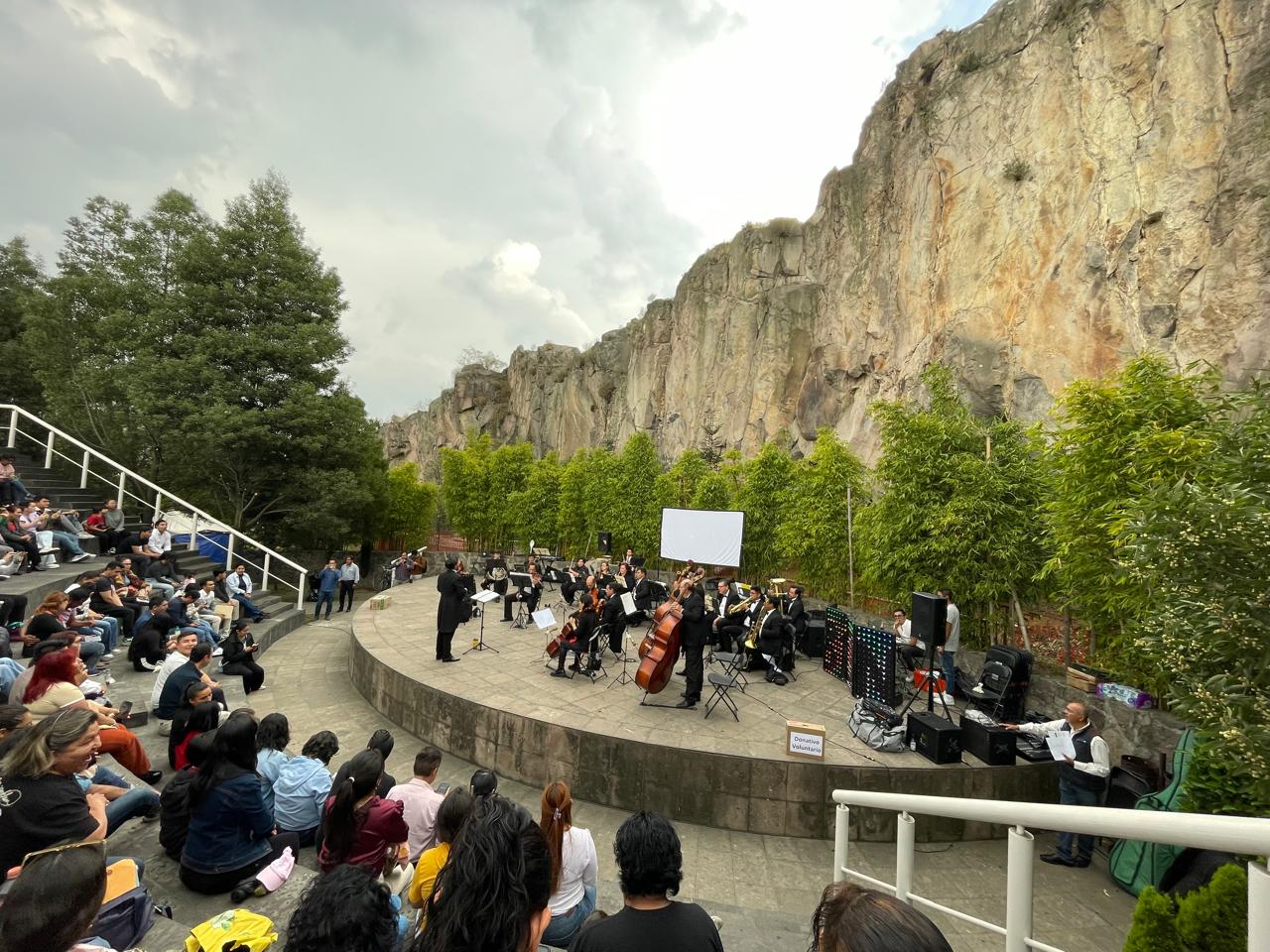 Viven cientos de jóvenes la magia de Harry Potter con el concierto sinfónico audiovisual