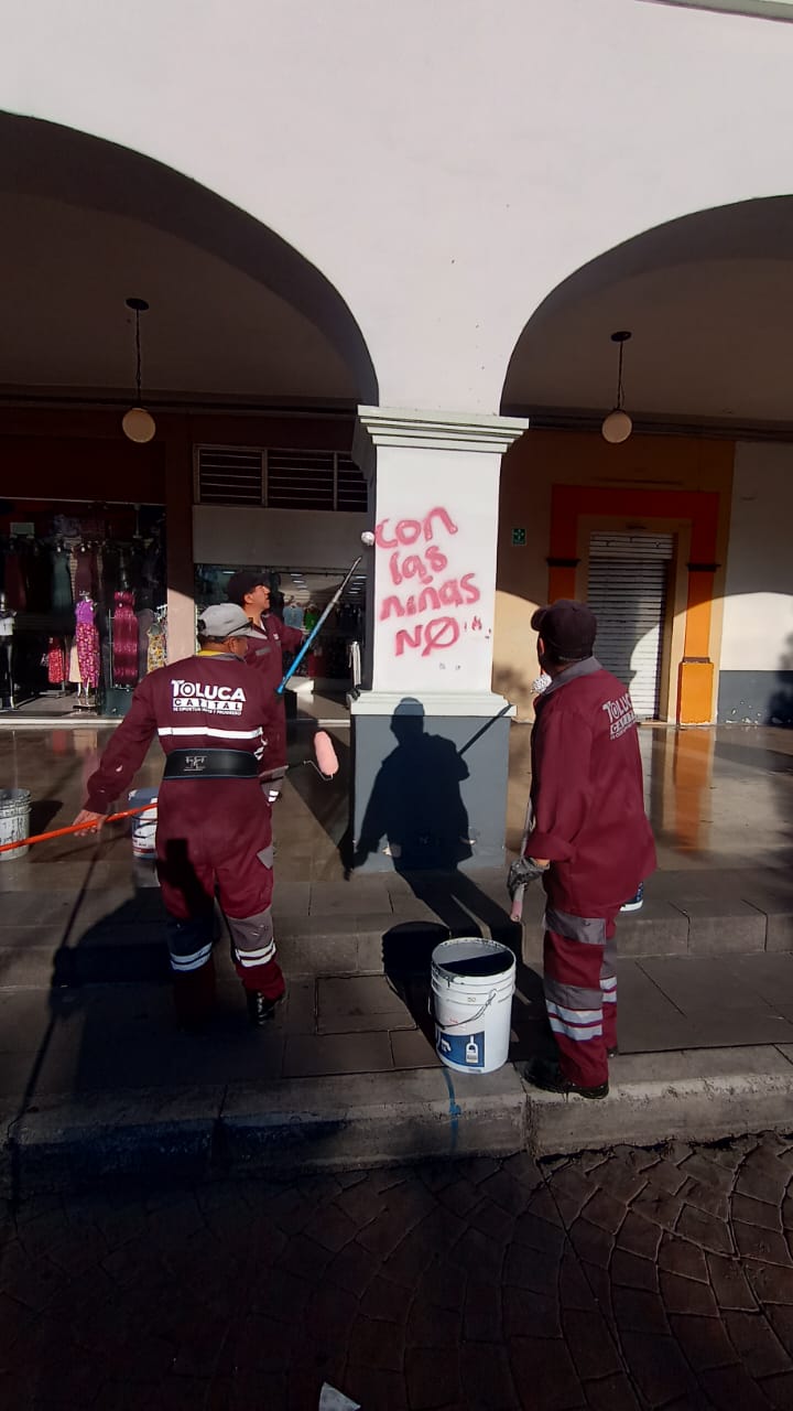 Atienden servidores públicos de Toluca afectaciones tras marchas