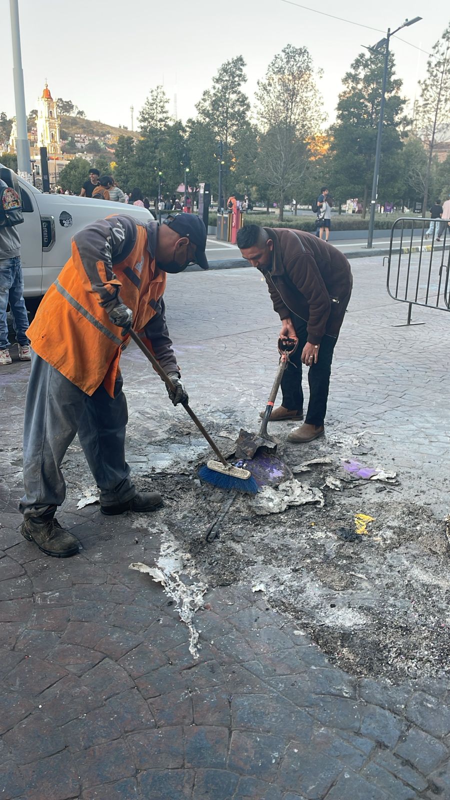 Limpia Toluca calles y espacios públicos tras marcha del 8M