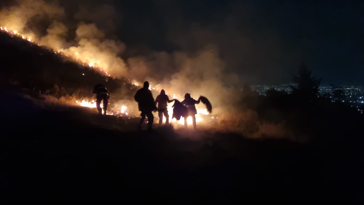 Sofocan Bomberos Toluca incendio en el cerro de San Marcos Yachihuacaltepec