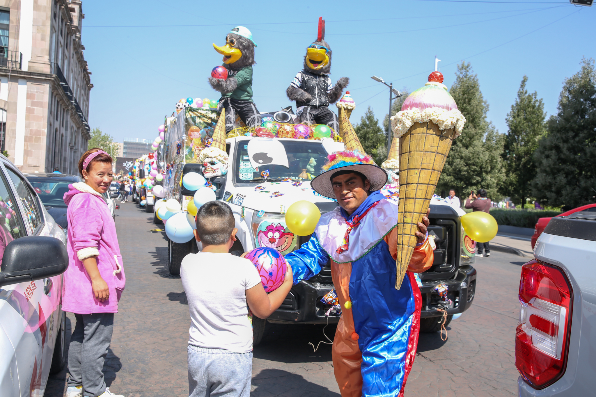 Trabajadores de limpia celebran a las y los niños de Toluca