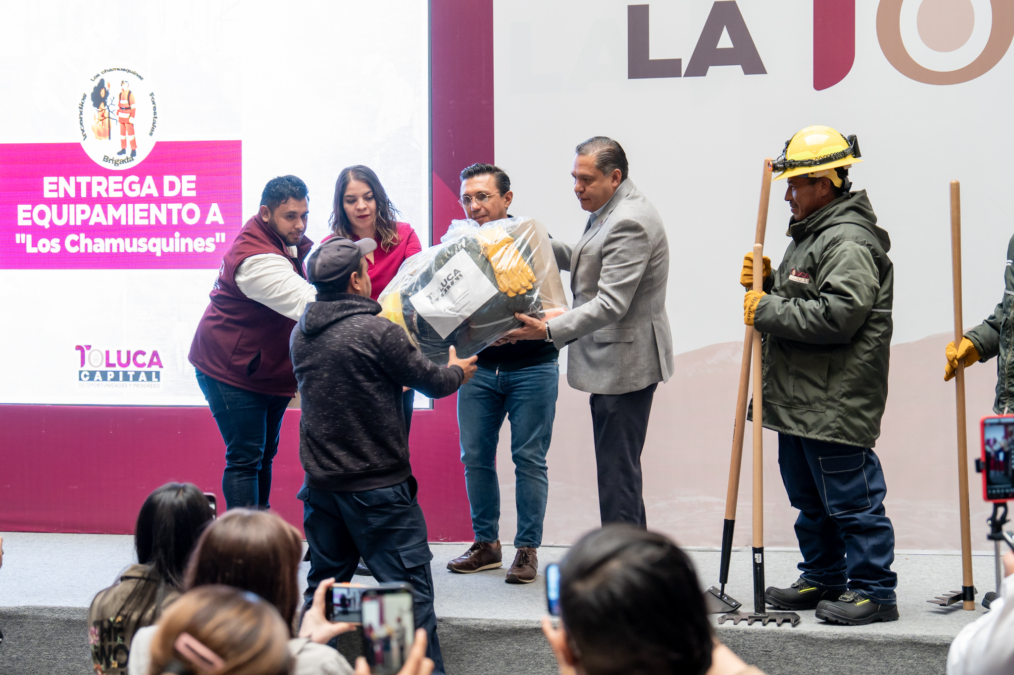 Entrega Ricardo Moreno equipamiento a bomberos forestales Los Chamusquines