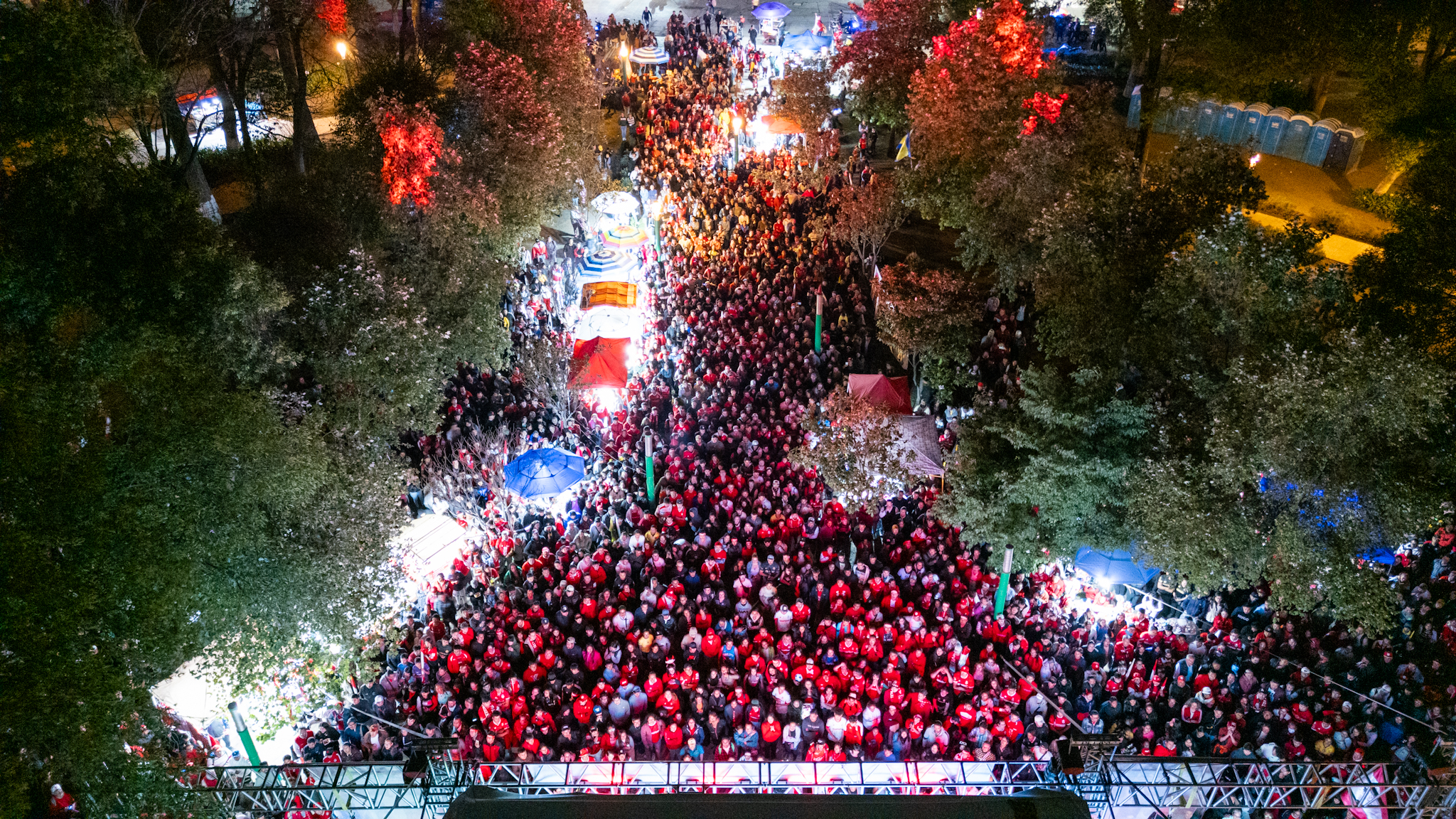 Llenan familias toluqueñas la Alameda y el Bajo Puente Santín para vivir la final contra el América