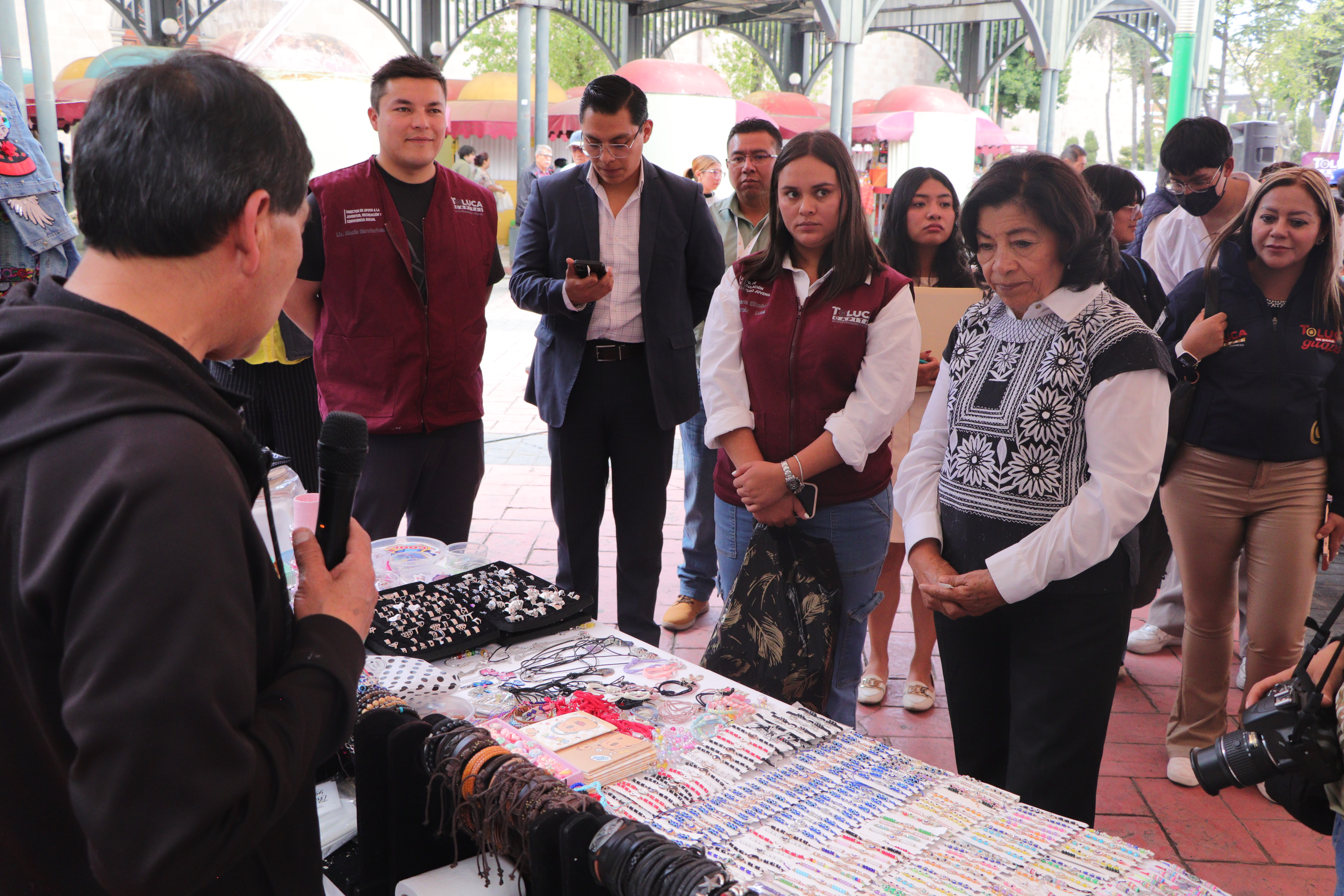 Aprovechan toluqueños y visitantes productos del Bazar juvenil El guapo