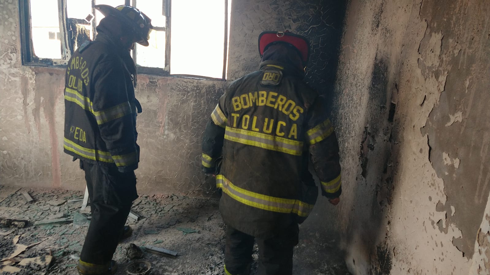 Sofocan Bomberos de Toluca incendio en bodega de plásticos