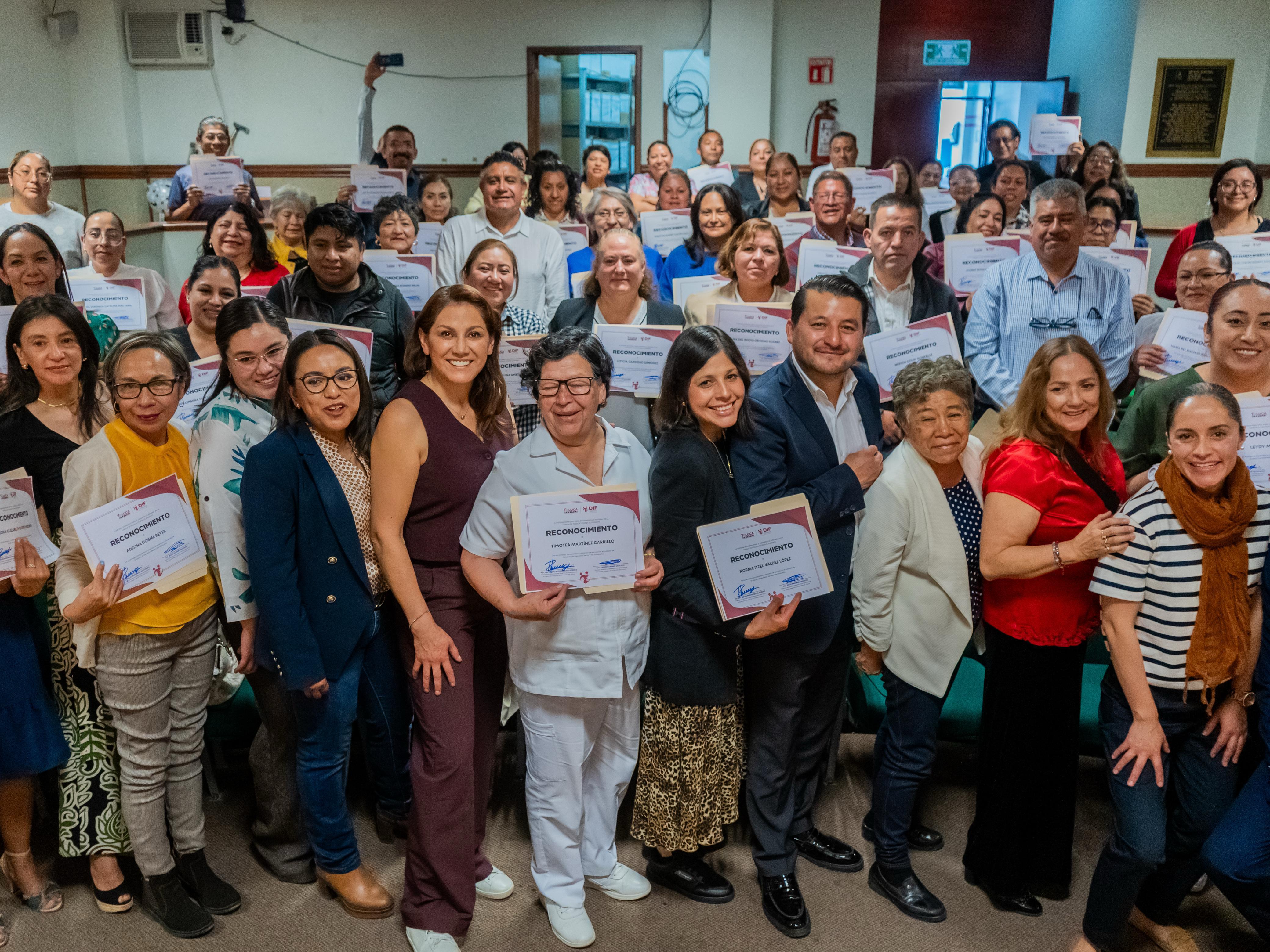 Reconoce Rocío Pegueros labor social y de cuidados del personal del sector salud de Toluca