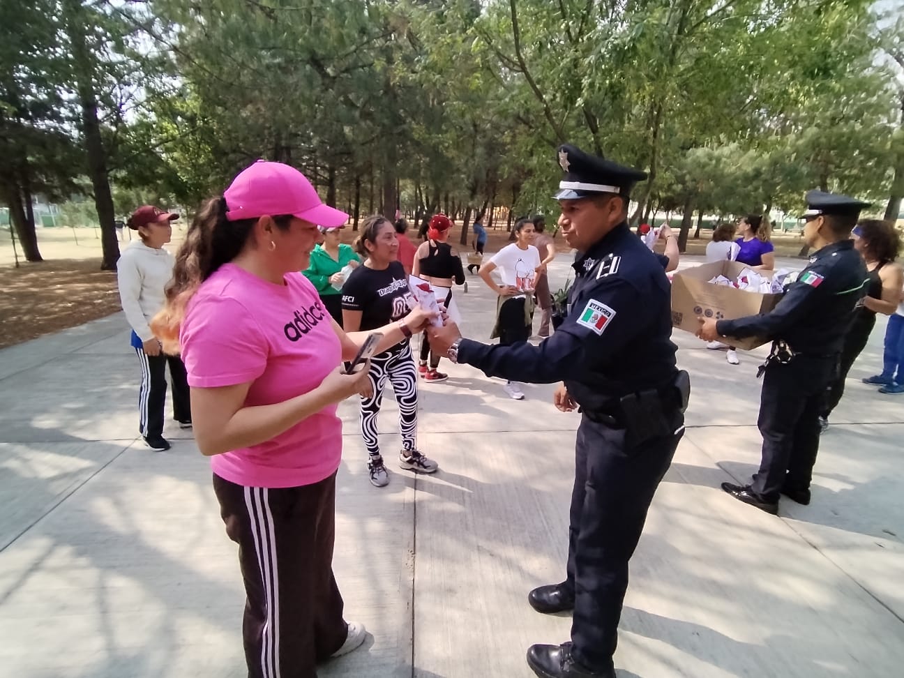 Obsequian Policías de Toluca rosas a las mamás en su día