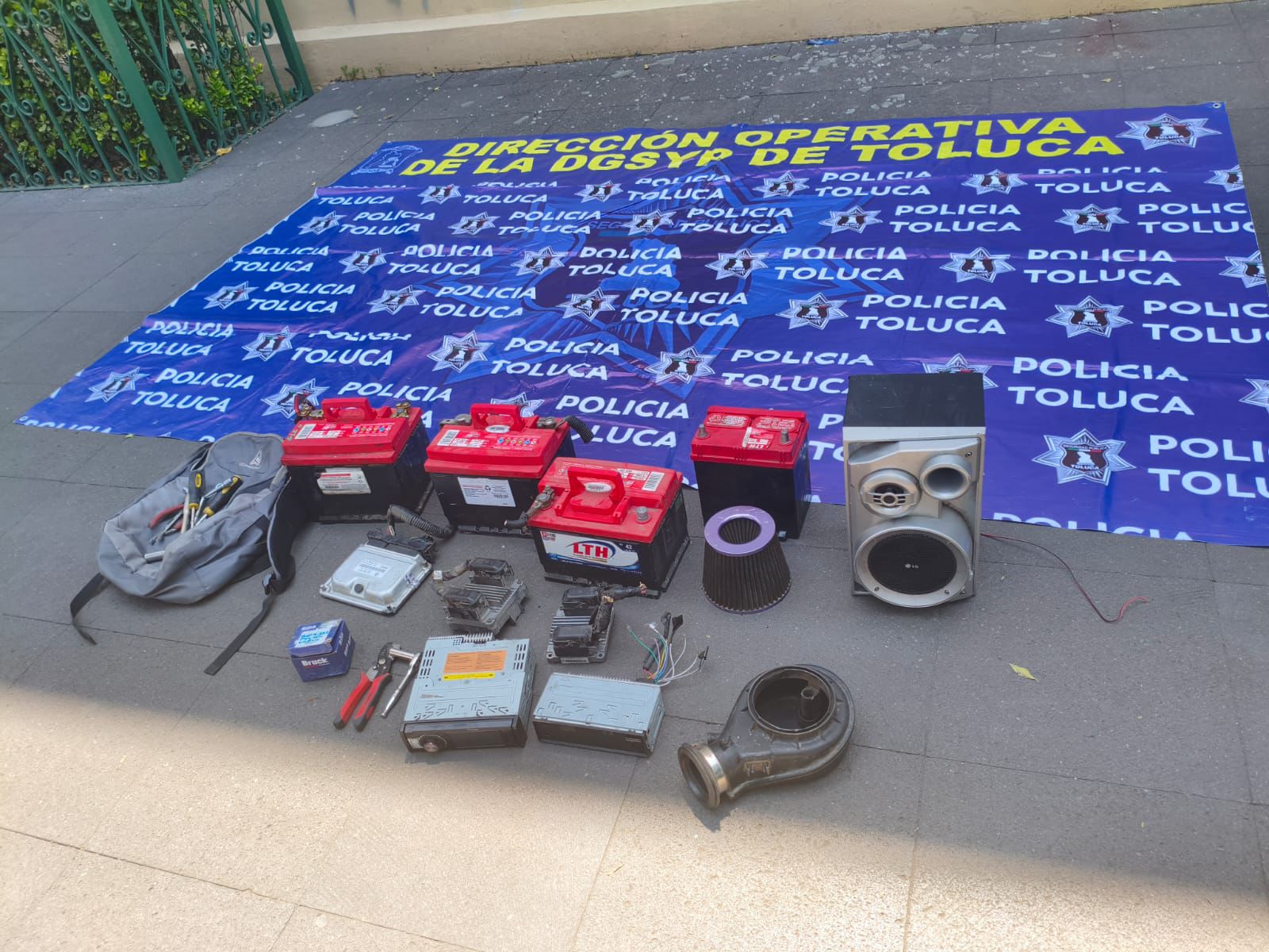 Detiene Policía de Toluca a cinco sujetos, recupera vehículos y autopartes robadas