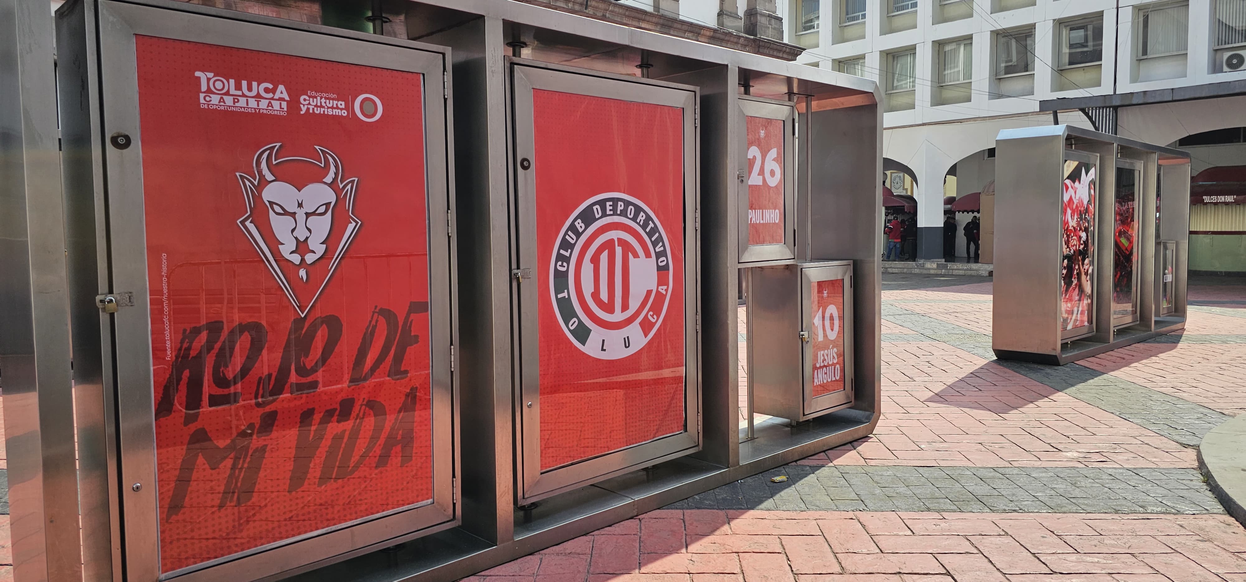 Se ilumina Toluca de rojo por la final futbolera