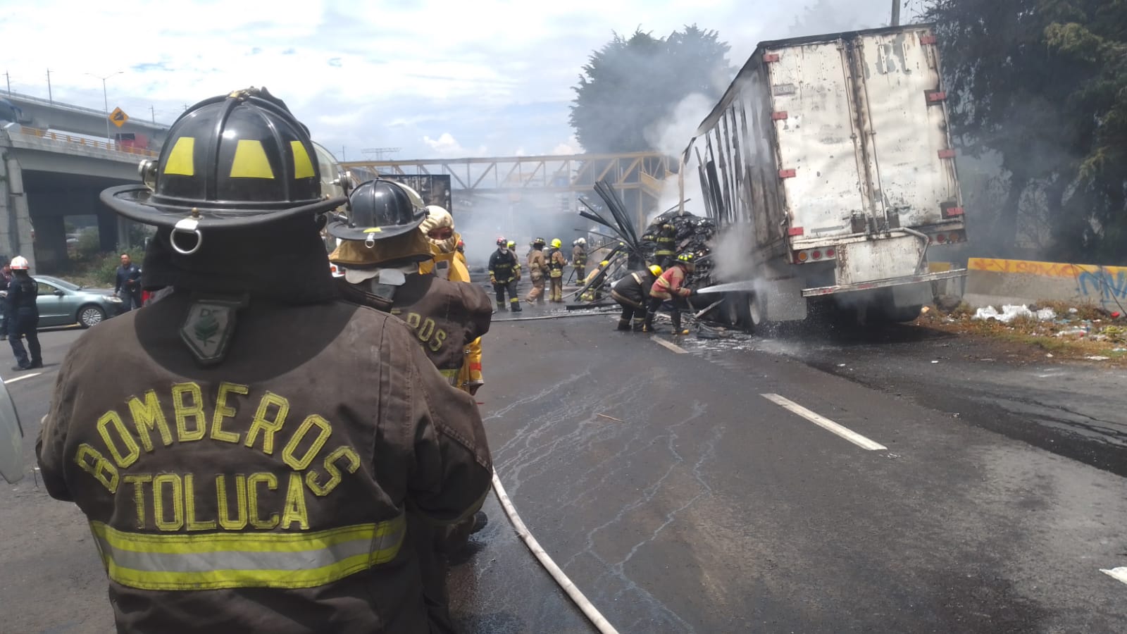 Apoya Bomberos Toluca en incendio de tres tractocamiones