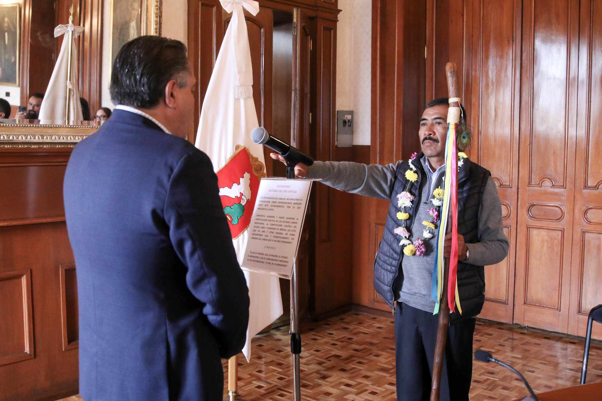Lidera Ricardo Moreno momento histórico con toma de protesta del representante indígena en Toluca