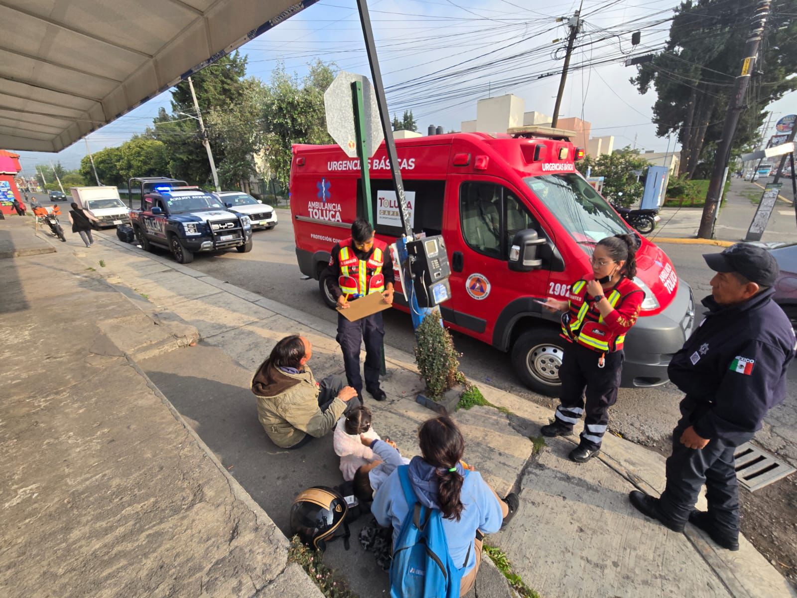 Accidente vial involucra a familia con menores a bordo de motocicleta