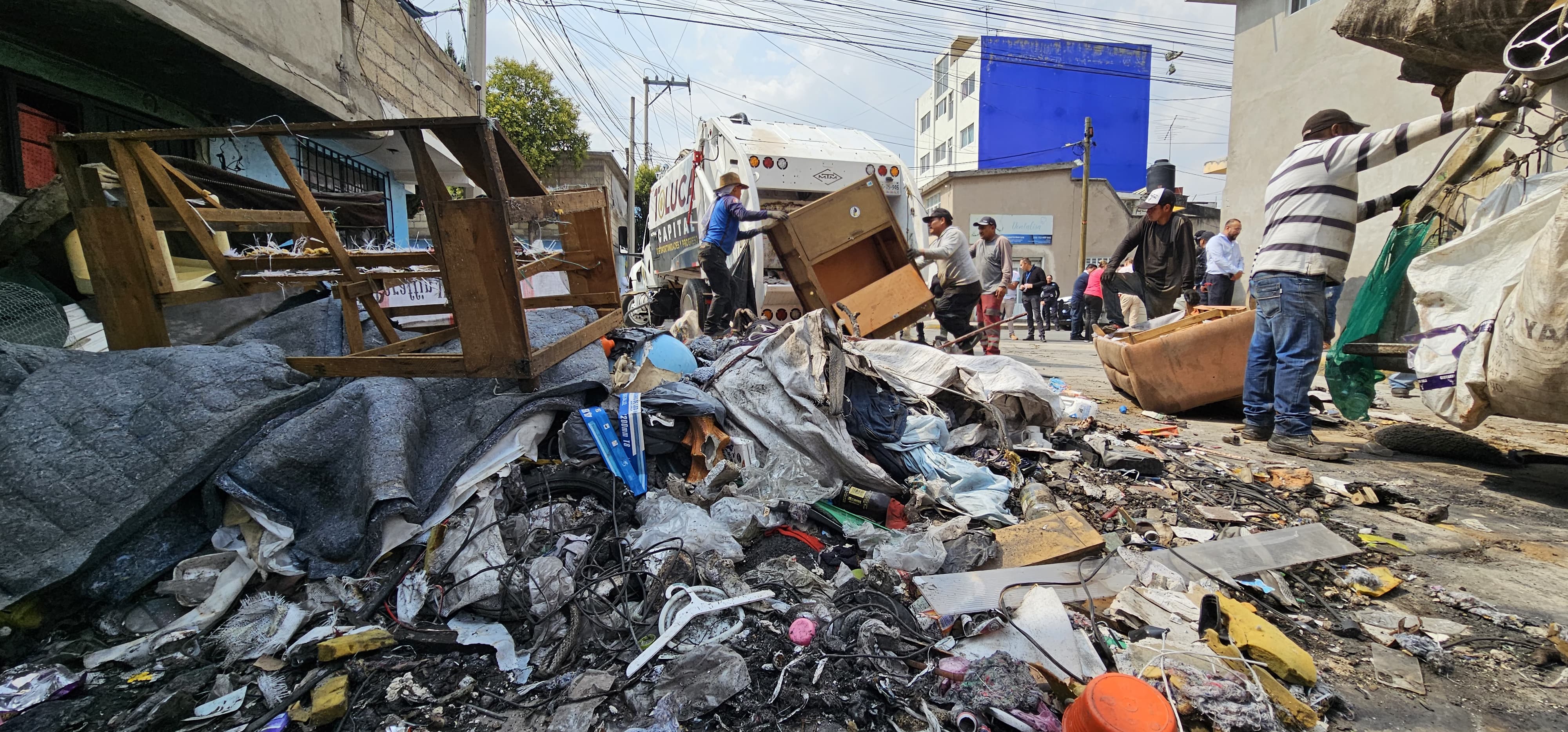 Retira Gobierno municipal cinco toneladas de basura acumuladas por un vecino de Toluca