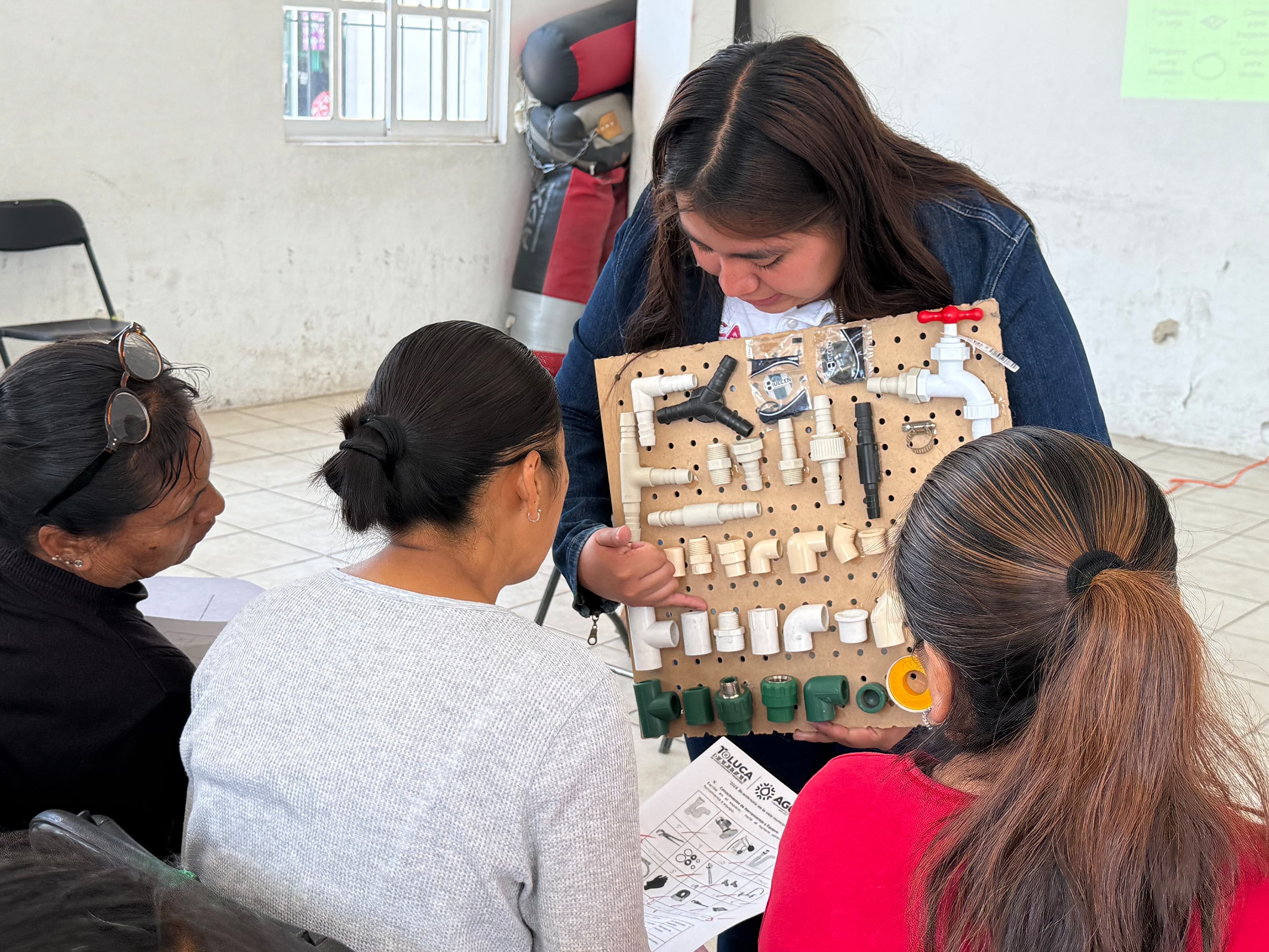 Capacita Gobierno municipal con el taller de Fontanería Rosa a mujeres para contribuir a su autosuficiencia