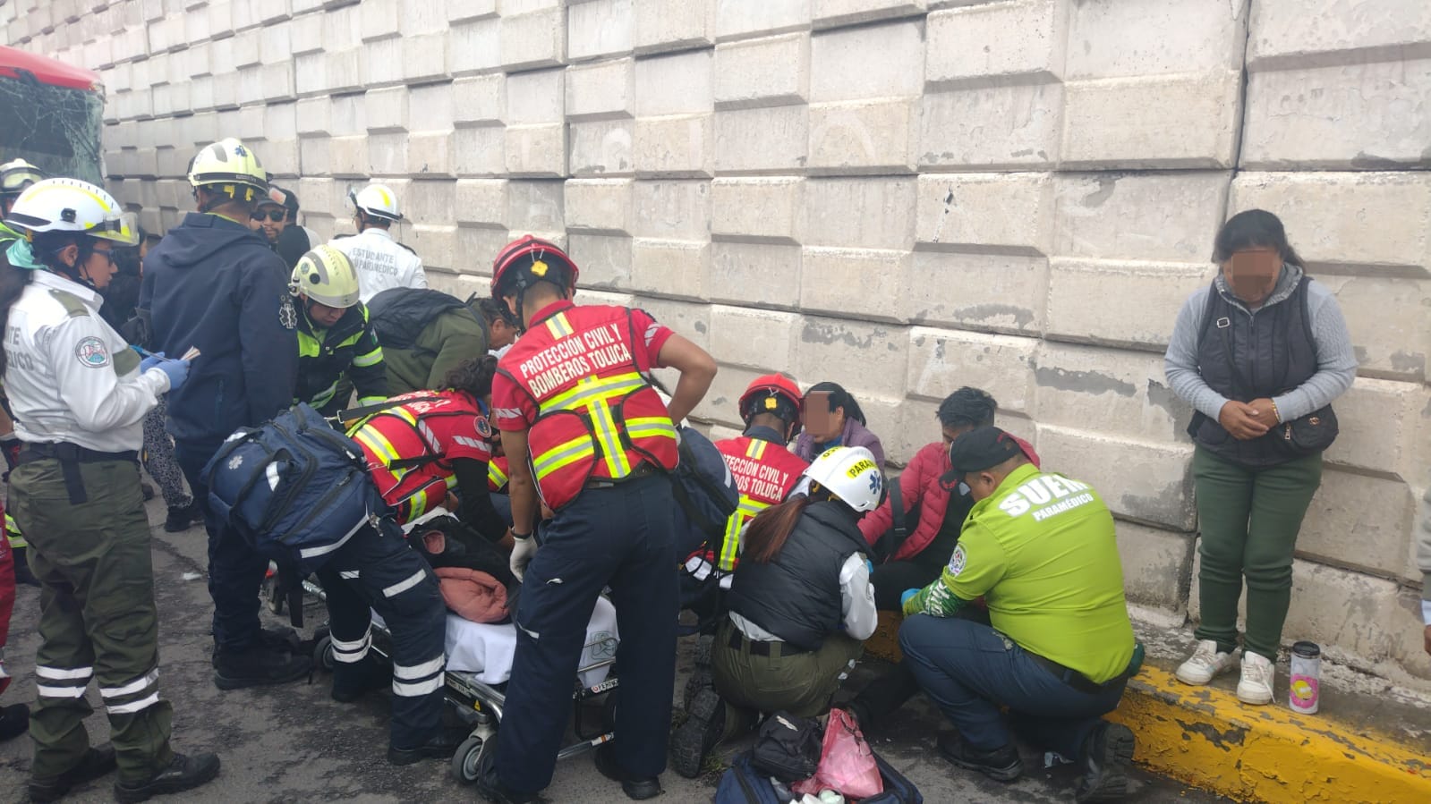 Atienden cuerpos de emergencia percance vial en Toluca