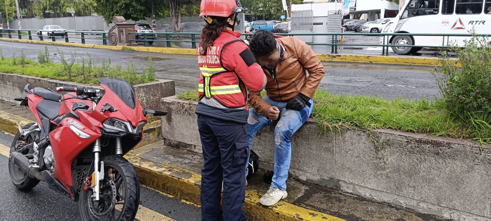 Auxilia Protección Civil y Bomberos a dos motociclistas