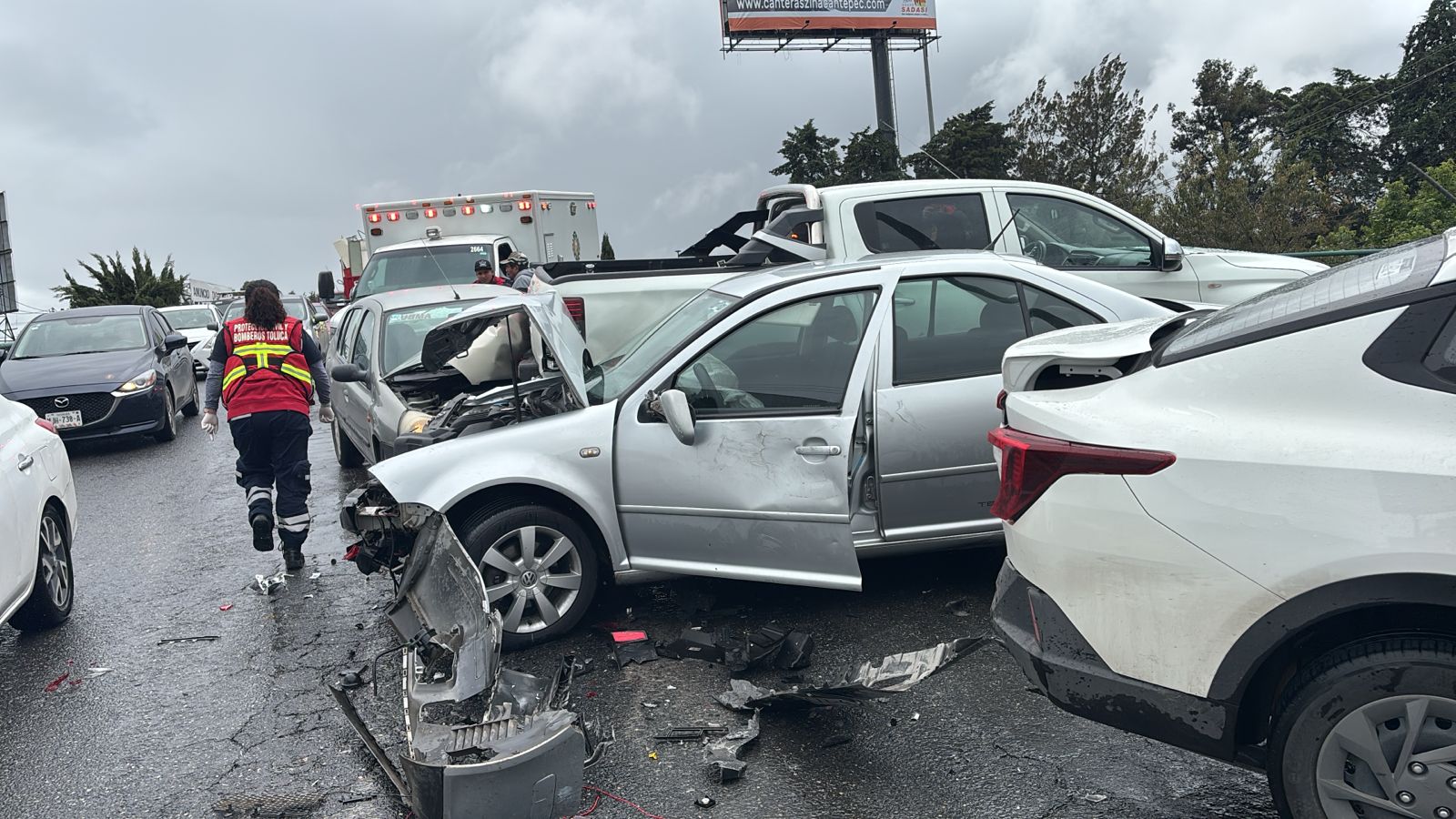 Atiende Protección Civil y Bomberos de Toluca accidente en Paseo Tollocan