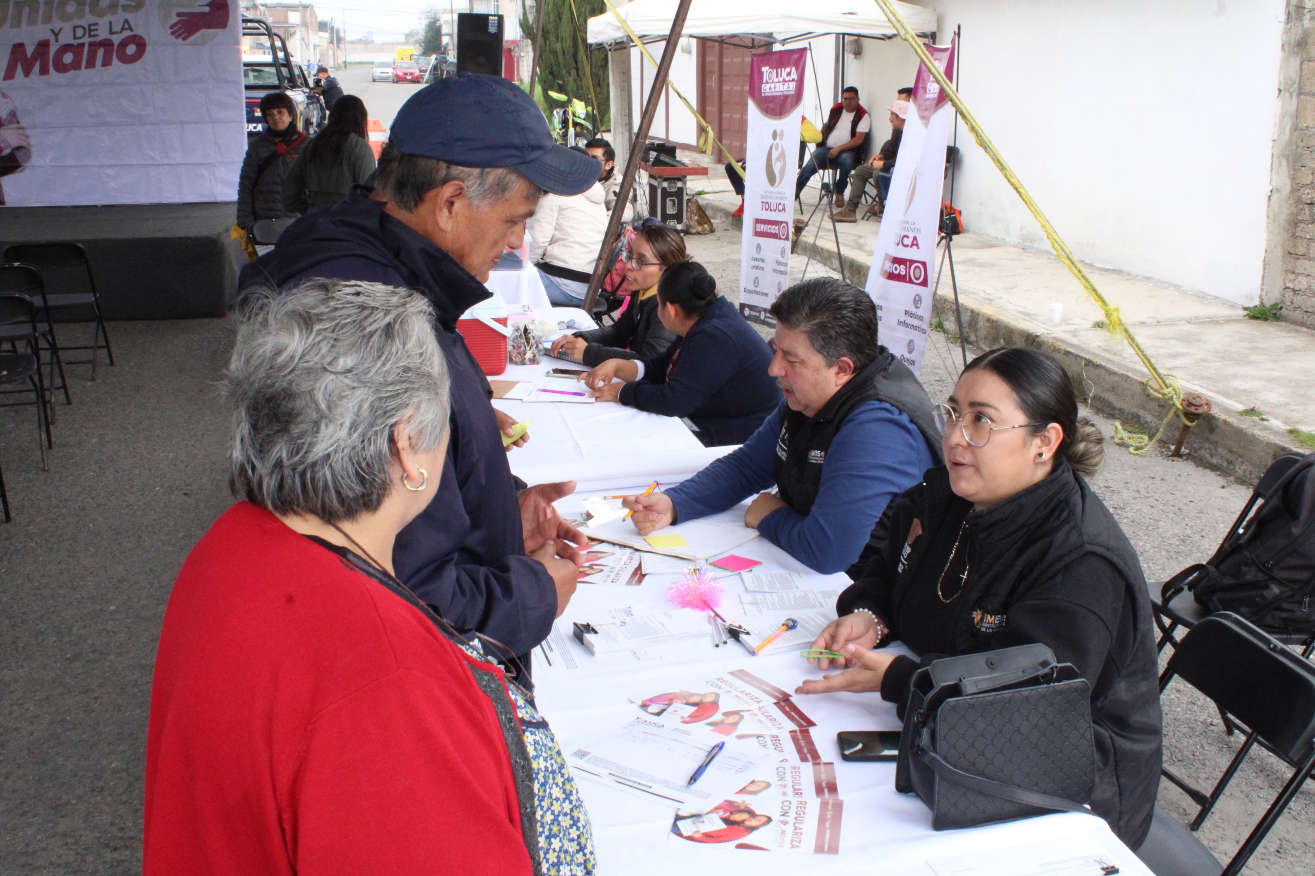 Reciben familias de San Mateo Oxtotitlán servicios gratuitos