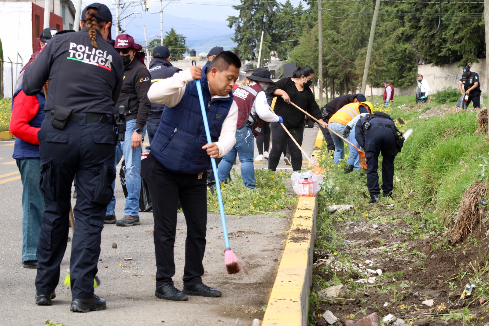 Trabajan en equipo servidores públicos y familias para mantener limpios ríos y caudales de Toluca