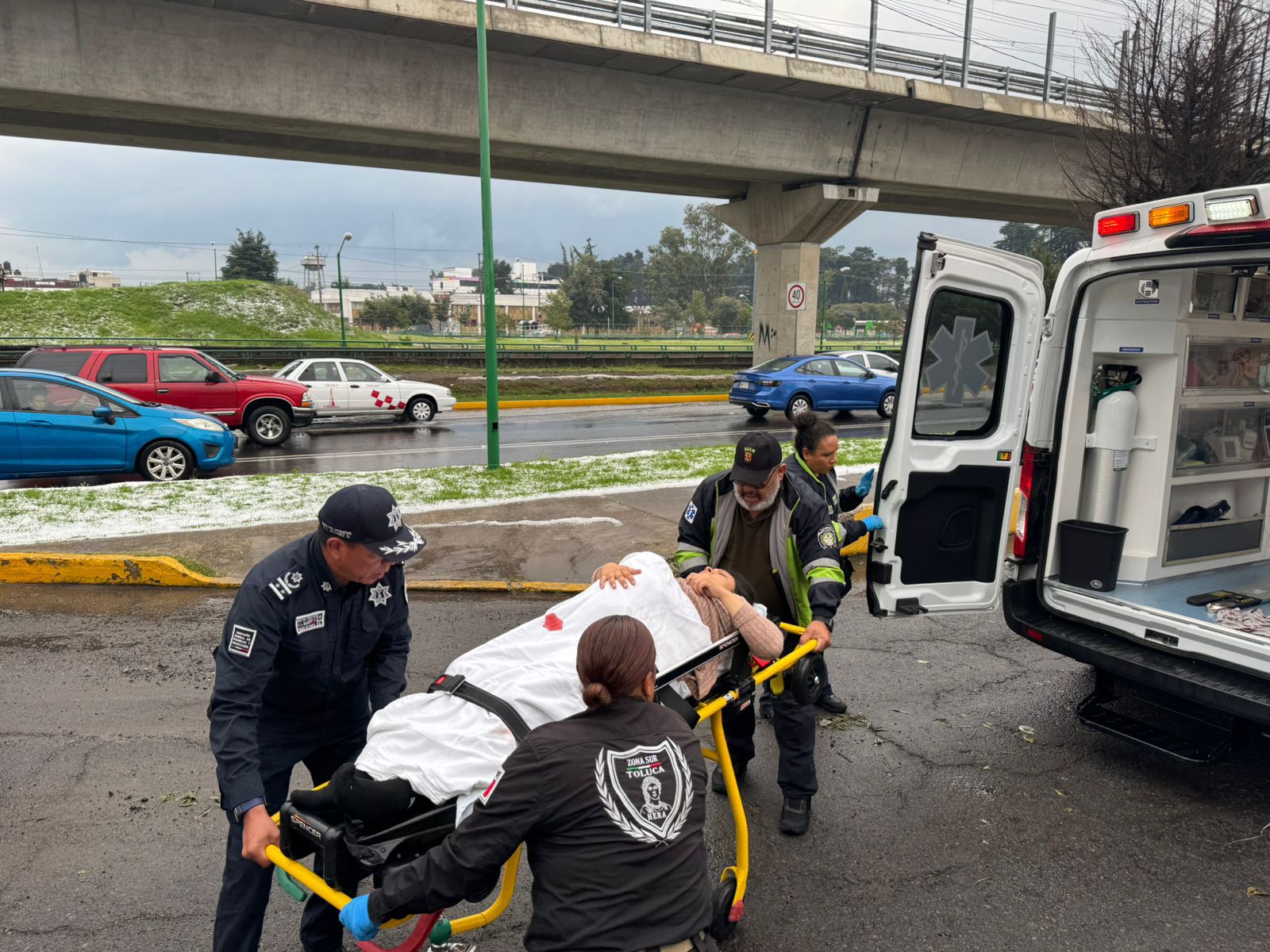 Auxilia policía de Toluca a madre en labor de parto y resguarda su traslado al hospital