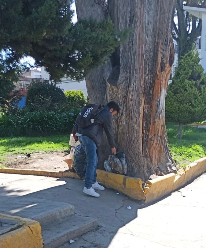 Detiene Policía Toluca a joven por tirar basura en vía pública