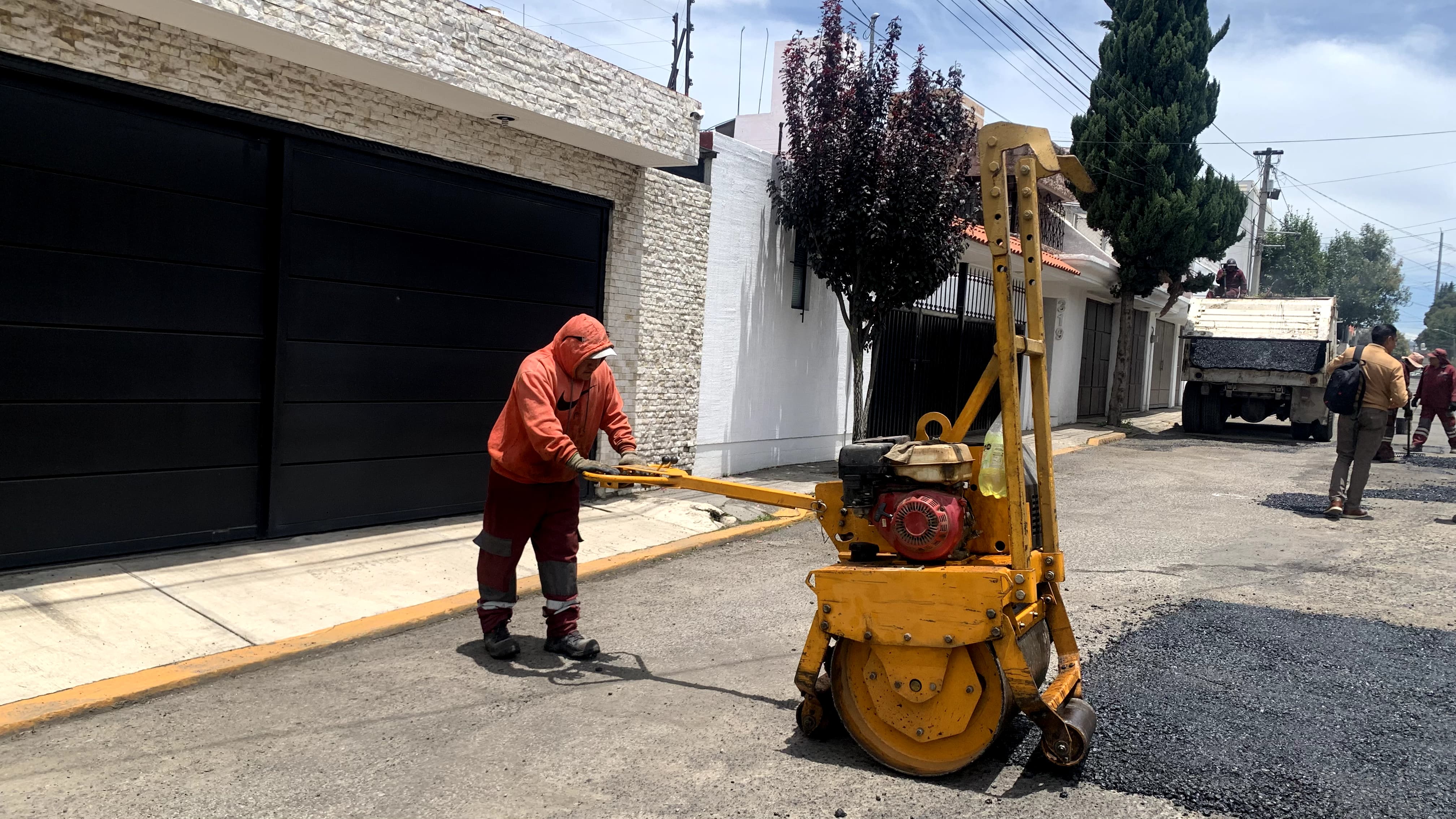 Continúan trabajos de bacheo en Toluca para favorecer el desplazamiento de la población