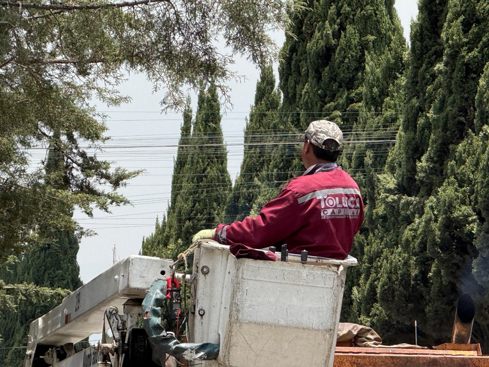 Mejora Gobierno municipal alumbrado de calles en San Mateo Oxtotitlán en beneficio de los residentes