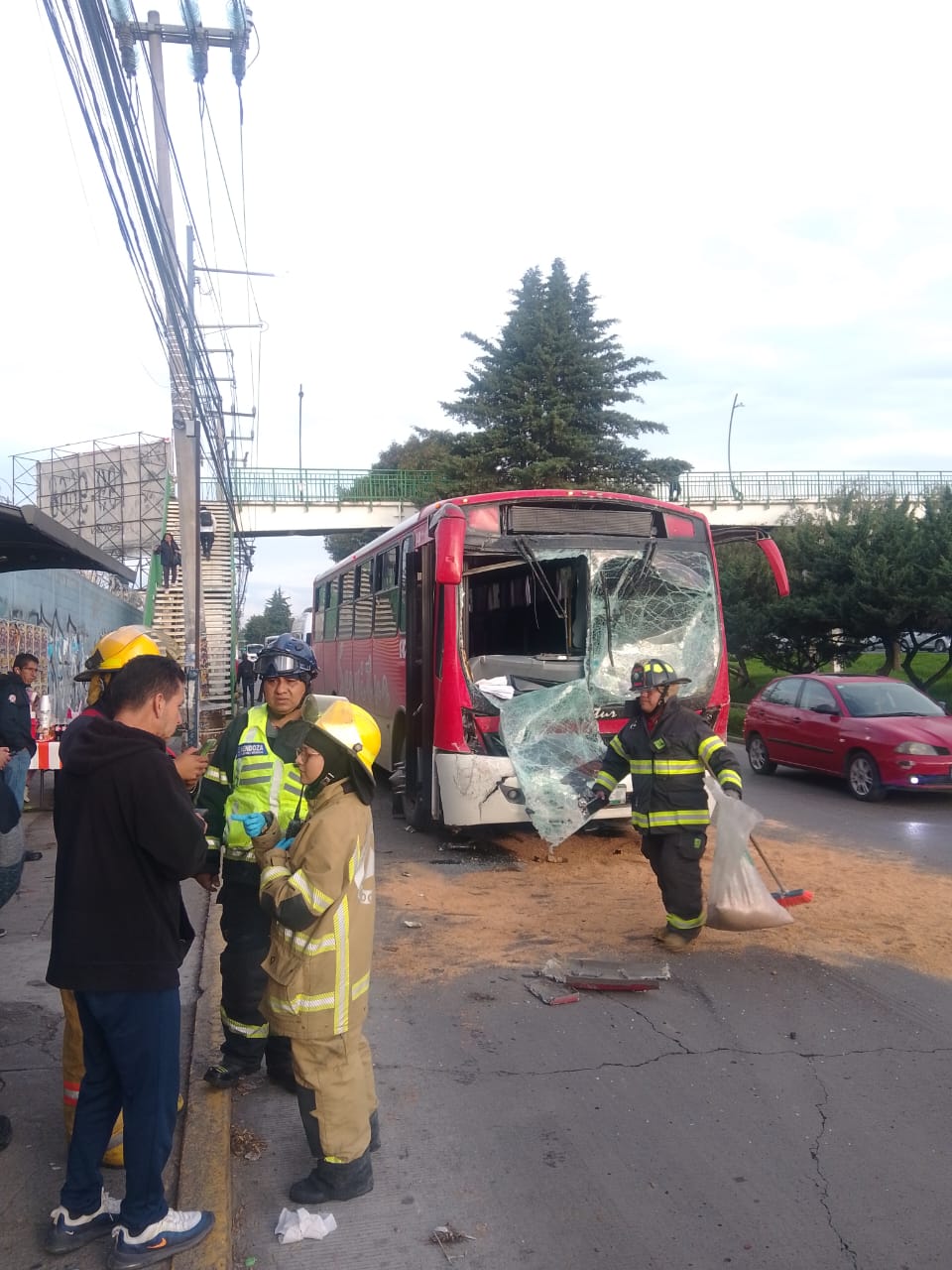 Cuerpos de emergencia atienden choque en Paseo Tollocan