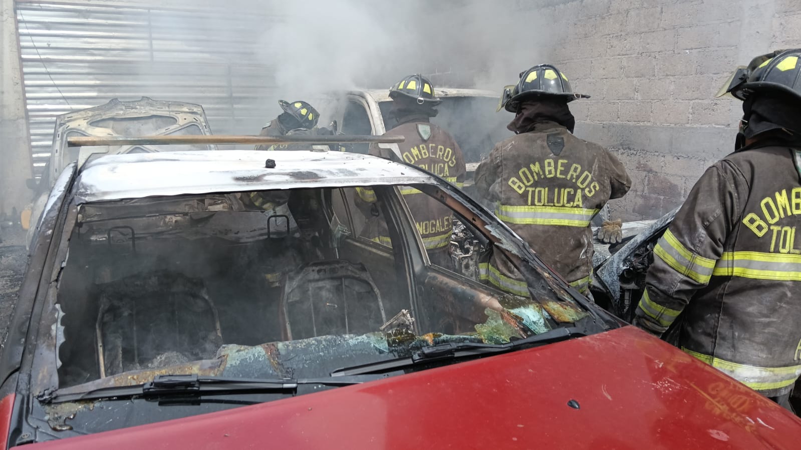 Atienden Bomberos incendio en taller mecánico de Toluca