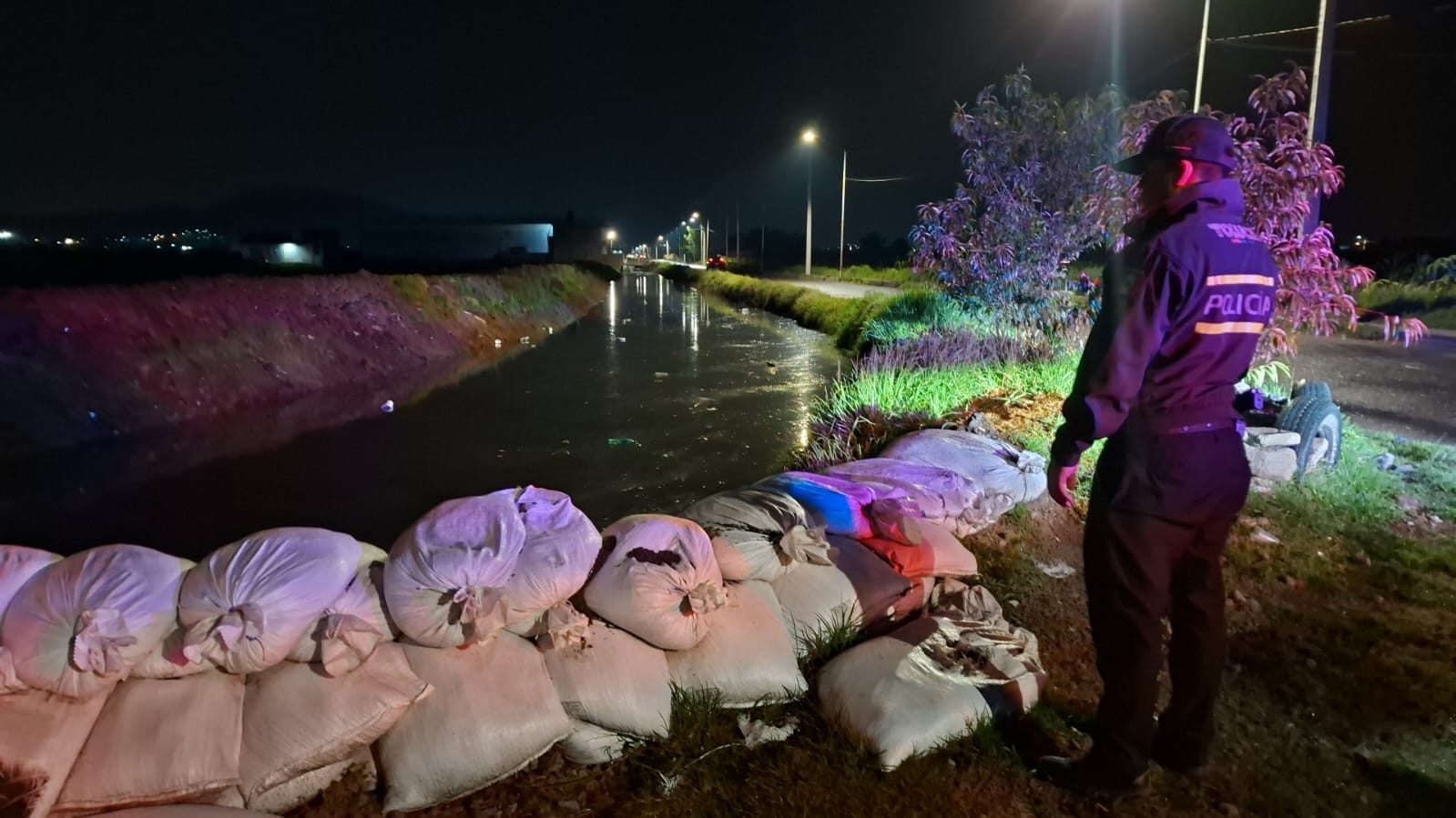 Despliega Protección Civil de Toluca acciones tras encharcamientos por lluvia en calles y avenidas