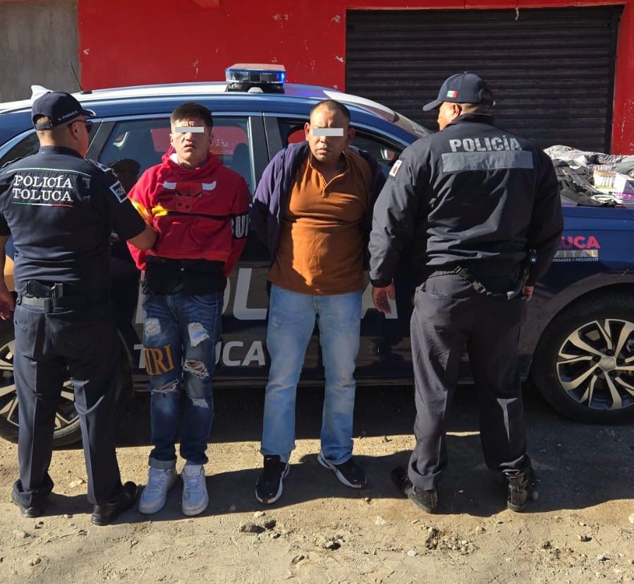 Policía de Toluca detiene a dos sujetos tras asalto a tienda OXXO en Capultitlán