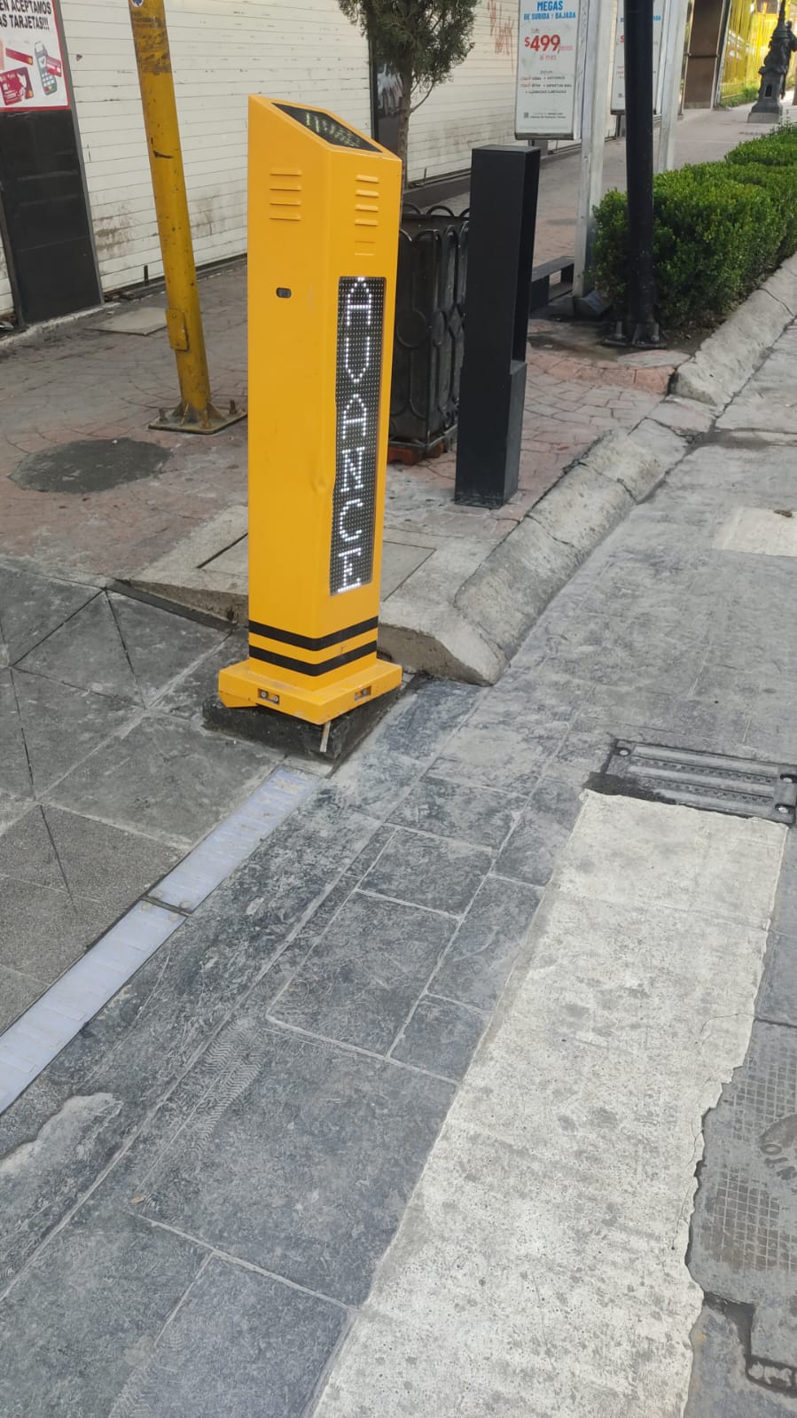 Repara Toluca señalética lumínica vertical del paso peatonal inteligente ubicado en la avenida Miguel Hidalgo