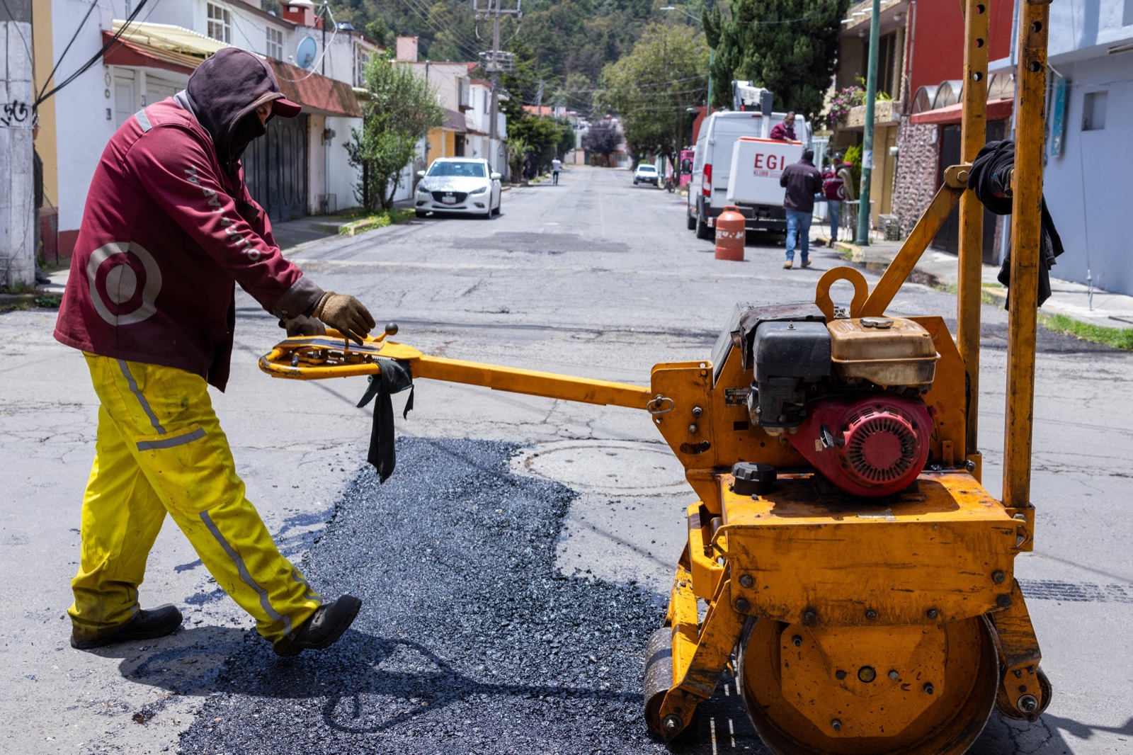 Intenso trabajo de bacheo en Toluca