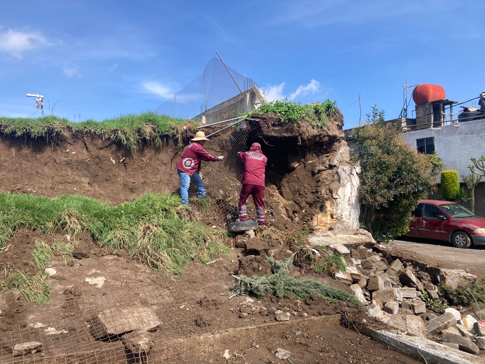 Atiende Gobierno municipal colapso de barda en Santiago Tlacotepec