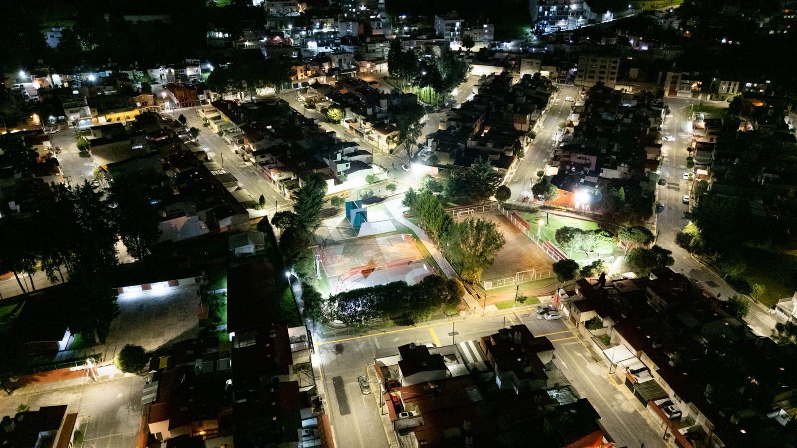 Lleva Ricardo Moreno programa Toluca se llena de luz a la colonia Rancho La Mora con 600 luminarias