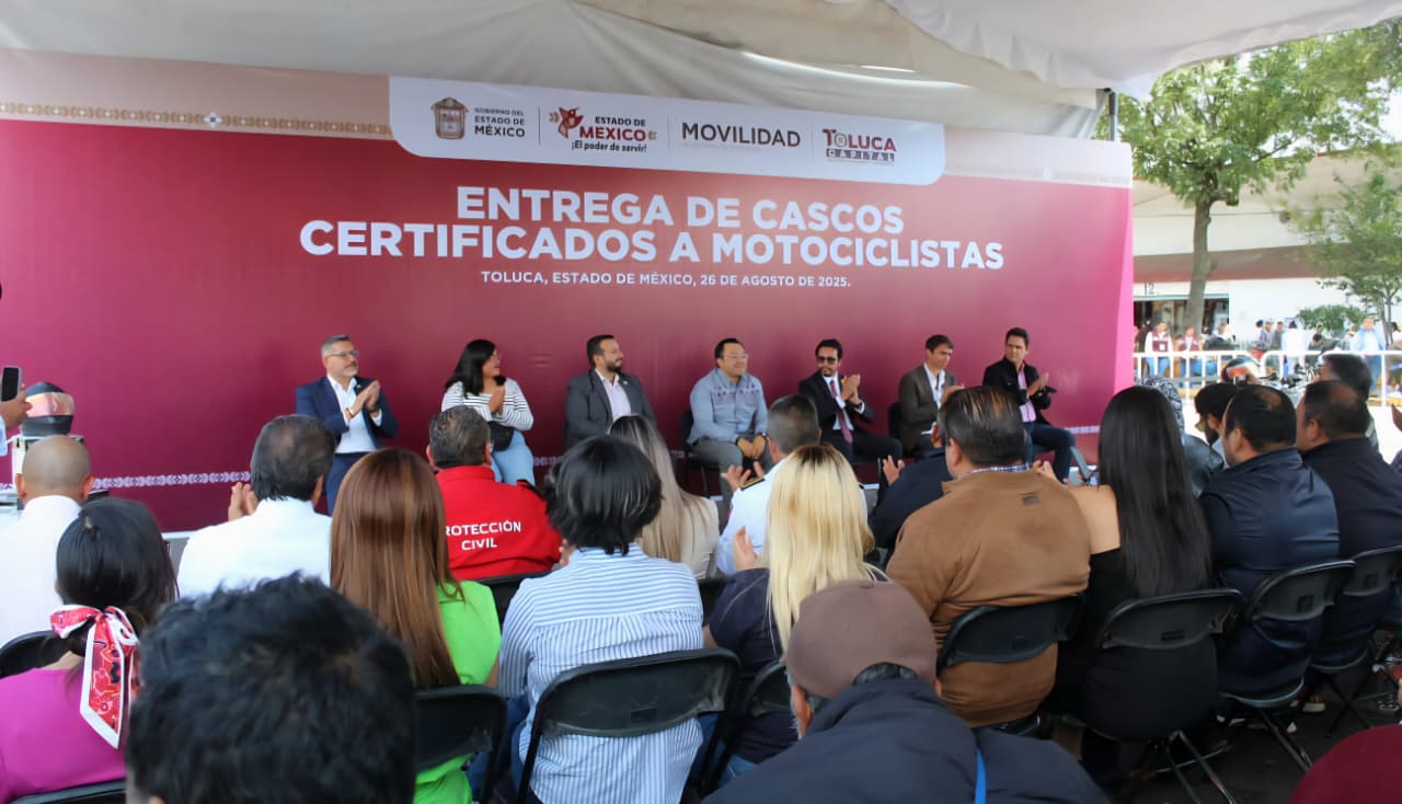 Entrega Gobierno municipal y Secretaría de Movilidad cascos certificados a motociclistas para fortalecer la seguridad vial